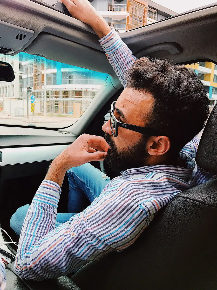 Un salarié détendu au volant, en route vers le bureau